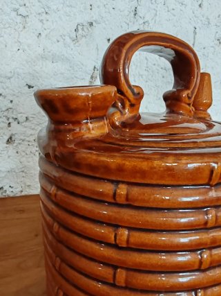 Botijo de cerámica marrón