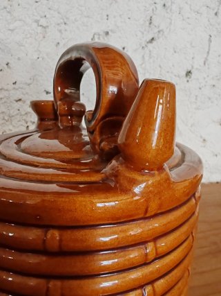 Botijo de cerámica marrón