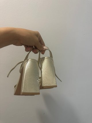 Sandalias doradas plataforma tacón