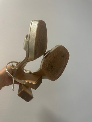 Sandalias doradas plataforma tacón