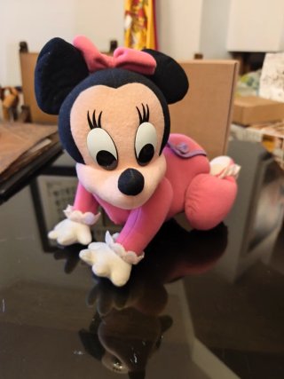 Minnie  camina a gatas