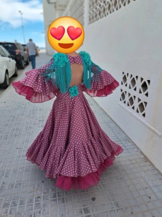 Traje de flamenca rosa con lunares blancos