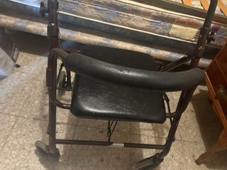 Andador con asiento y ruedas