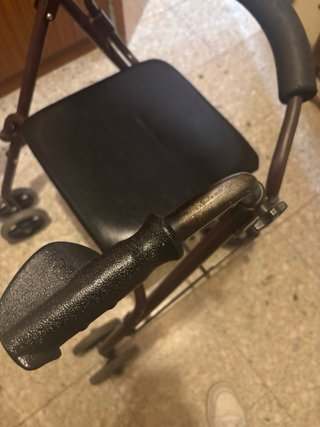 Andador con asiento y ruedas