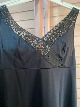 Camisón lencero de satén y encaje.