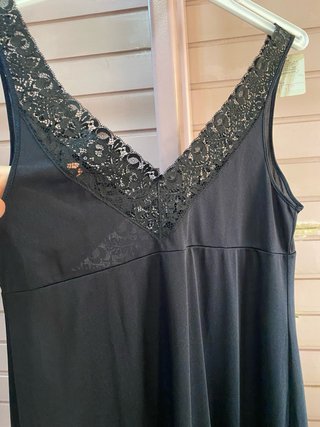 Camisón lencero de satén y encaje.