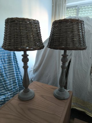Lámparas de mimbre y madera