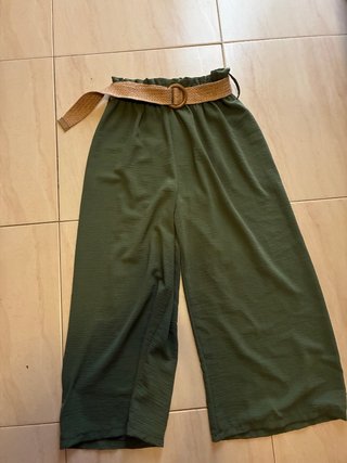 Pantalón verde con cinturón