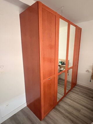 Armario de madera con puertas de espejo