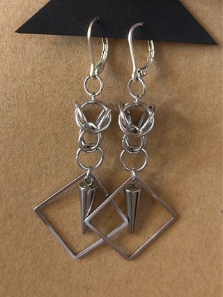 Pendientes largos plateados con rombos