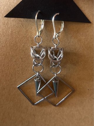 Pendientes largos plateados con rombos