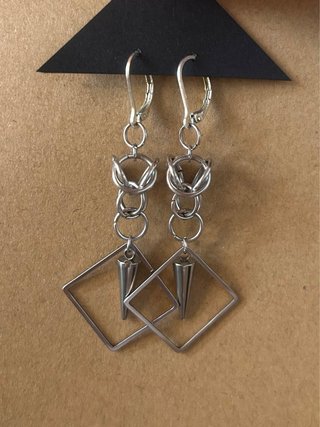 Pendientes largos plateados con rombos