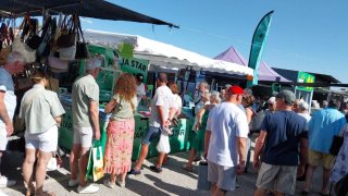 Puesto de mercadillo  en la manga del mar menor