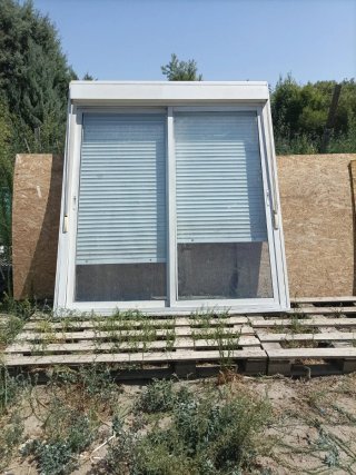 Puerta corredera grande de aluminio