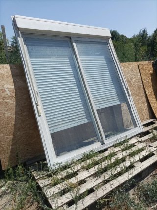 Puerta corredera grande de aluminio