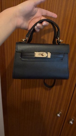 Bolso negro de mano
