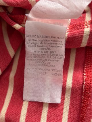 Camiseta sin mangas de rayas rojas y blanca