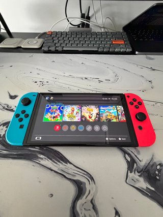 Nintendo Switch OLED neón + 2 fundas + accesorios