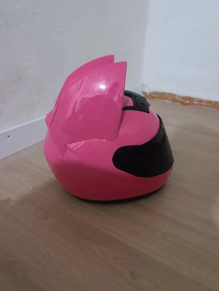 Casco de moto rosa con orejas