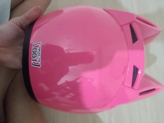 Casco de moto rosa con orejas