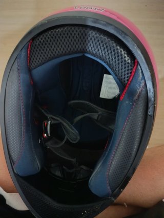 Casco de moto rosa con orejas