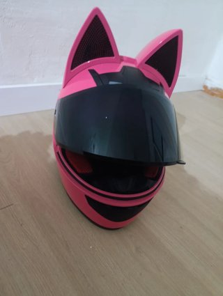 Casco de moto rosa con orejas