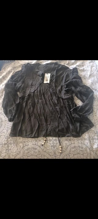 Blusa negra con volantes y cordón