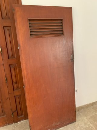 Puerta madera antigua con rejilla