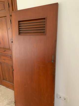 Puerta madera antigua con rejilla