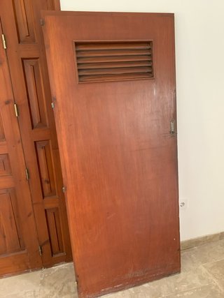 Puerta madera antigua con rejilla