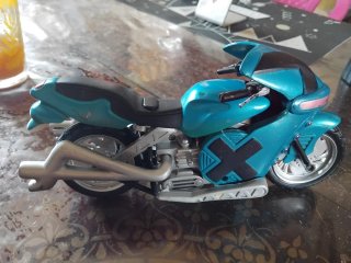 Moto de juguete azul