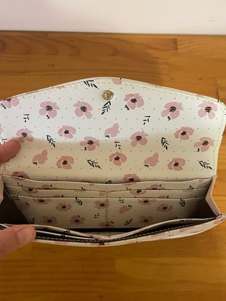 Monedero Parfois floral rosa y blanco