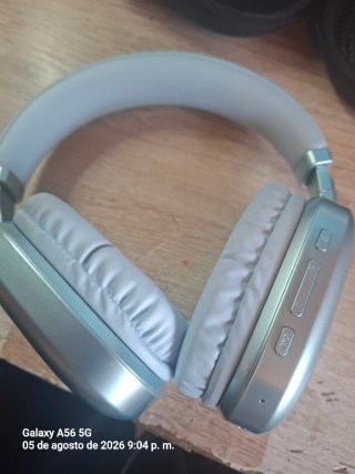 Cascos inalámbricos azules y blancos