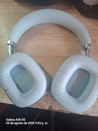Cascos inalámbricos azules y blancos