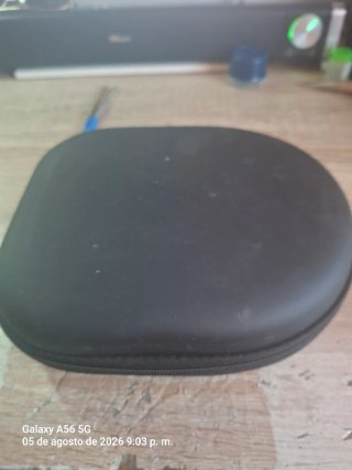 Cascos inalámbricos azules y blancos