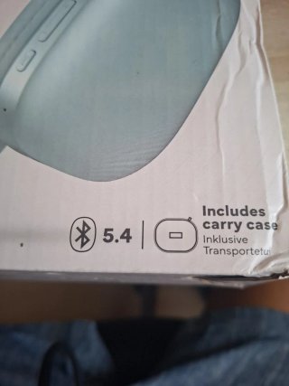 Cascos inalámbricos azules y blancos