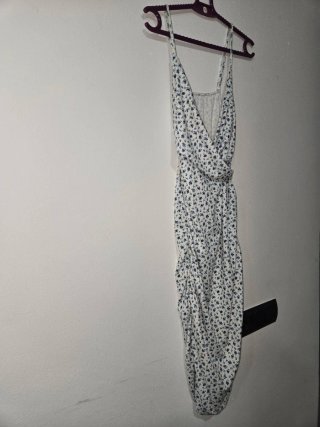 Vestido blanco con flores azules