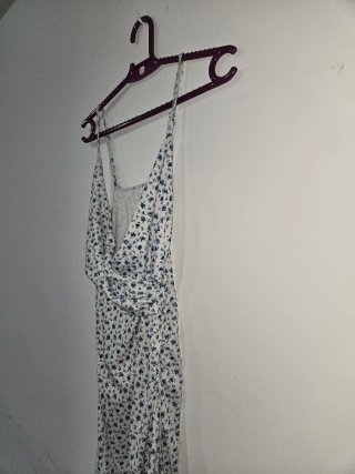 Vestido blanco con flores azules