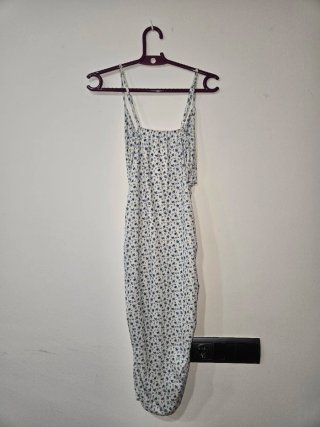 Vestido blanco con flores azules