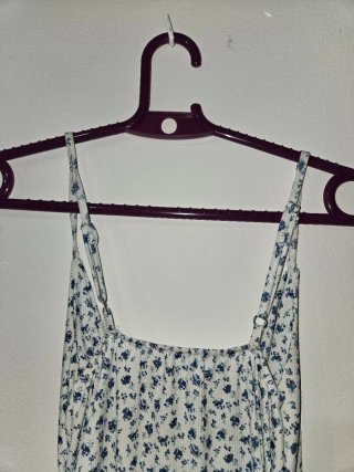 Vestido blanco con flores azules