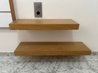 Cabezal y baldas de madera y cristal