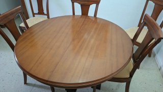 Mesa de comedor redonda de madera.