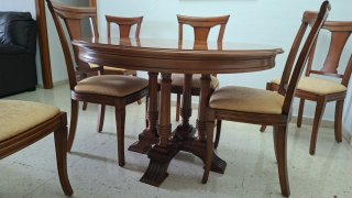 Mesa de comedor redonda de madera.
