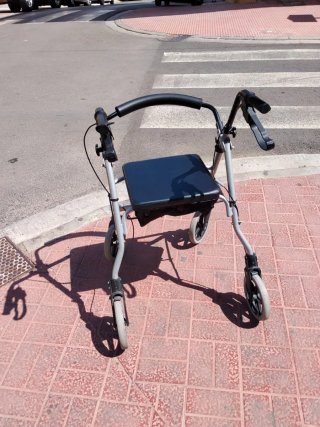 Andador para persona mayor con asiento