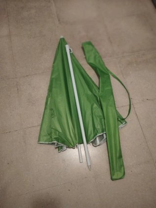Sombrilla verde para la playa