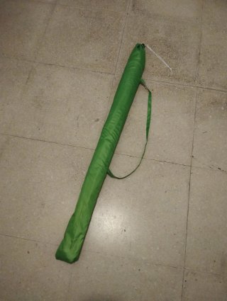 Sombrilla verde para la playa