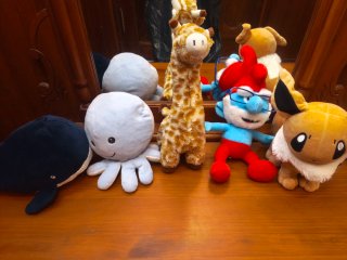 Lote de peluches: Jirafa, Pulpo, Smurf, Eevee