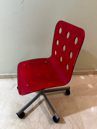 Silla de escritorio roja con ruedas