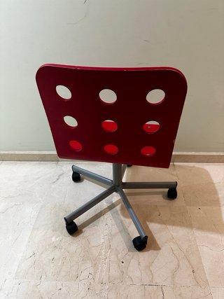 Silla de escritorio roja con ruedas
