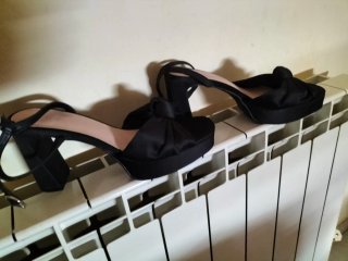 Elegantes sandalias de raso con lazo